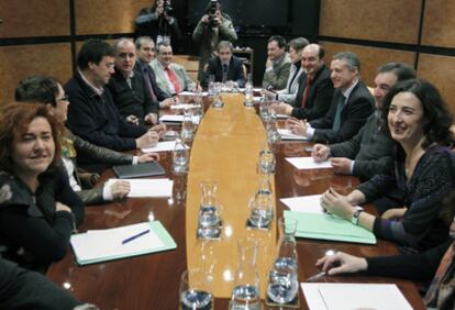 Urkullu (tercero por la derecha), con los miembros del EBB en su primera reunión de ayer.