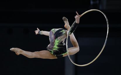 Laura Halford de Gales salta durante su rutina de aro durante la final en los Juegos de la Commonwealth de 2014 en Glasgow, Escocia.