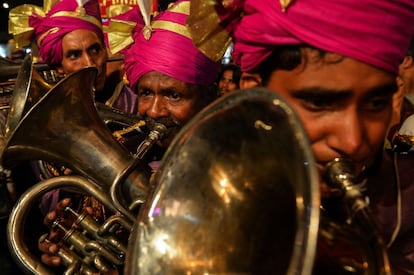 TOPSHOTS Members of an Indian wedding band play brass instruments during a religious procession for the Hindu festival Ganesh Chaturthi in New Delhi on September 24, 2015. AFP PHOTO / CHANDAN KHANNA