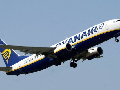 Ryanair gana 1.370 millones y eleva previsiones para el próximo año