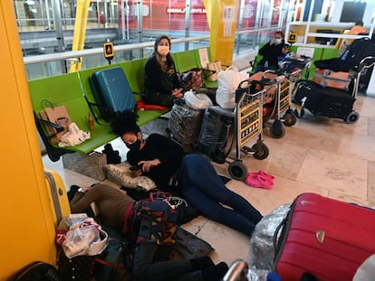 Viajeros en el aeropuerto Adolfo Suárez Madrid-Barajas, este lunes.