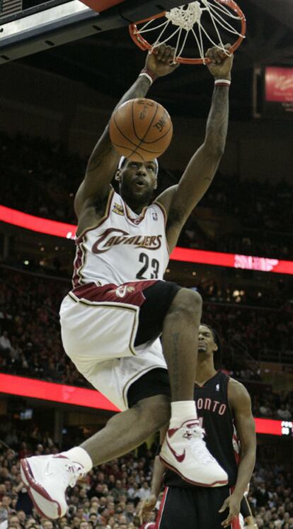 LeBron James encesta ante la mirada de Chris Bosh.