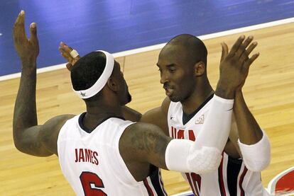 Kobe Bryant y LeBron James celebran una acción del partido de ayer frente a Argentina. La victoria, dedicada al Dream Team. El 'almirante' Robinson estuvo en el Palau viendo a sus sucesores.