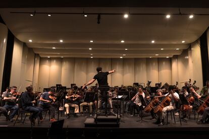 Bortolameolli dirige un ensayo de la Orquesta Sinfónica Nacional de Chile.