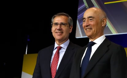 El consejero delegado de Ferrovial, Ignacio Madridejos, junto al presidente de la compañía, Rafael del Pino,  en la junta de accionistas celebrada en Madrid el 13 de abril.