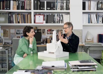 Belén Moneo y Jeff Brock en su estudio en Madrid. Encima de la mesa, la maqueta de la parroquia del Señor de la Misericordia de Monterrey, una de sus creaciones.