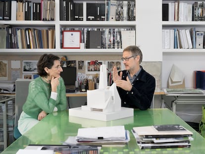 Belén Moneo y Jeff Brock en su estudio en Madrid. Encima de la mesa, la maqueta de la parroquia del Señor de la Misericordia de Monterrey, una de sus creaciones.