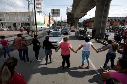 Los familiares de los reclusos bloquean una calle en protesta por el traslado de algunos presos a otra prisión, a las afueras de la cárcel deTopo Chico, en Monterrey (México).