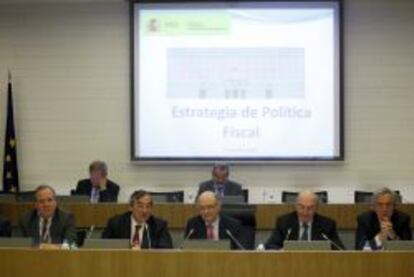 El ministro de Hacienda, Cristóbal Montoro (c), flaqueado por el presidente de la CEOE, Juan Rosell (izquierda), y el secretario general de la CEOE, José María Lacasa (derecha), durante la Junta ordinaria de este organismo celebrada hoy.