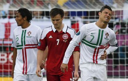 De izquierda a derecha, Bruno Alves, William Kvist y Cristiano Ronaldo.