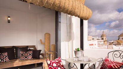 Habitación con terraza privada en el hotel boutique Cánovas, en Cádiz.