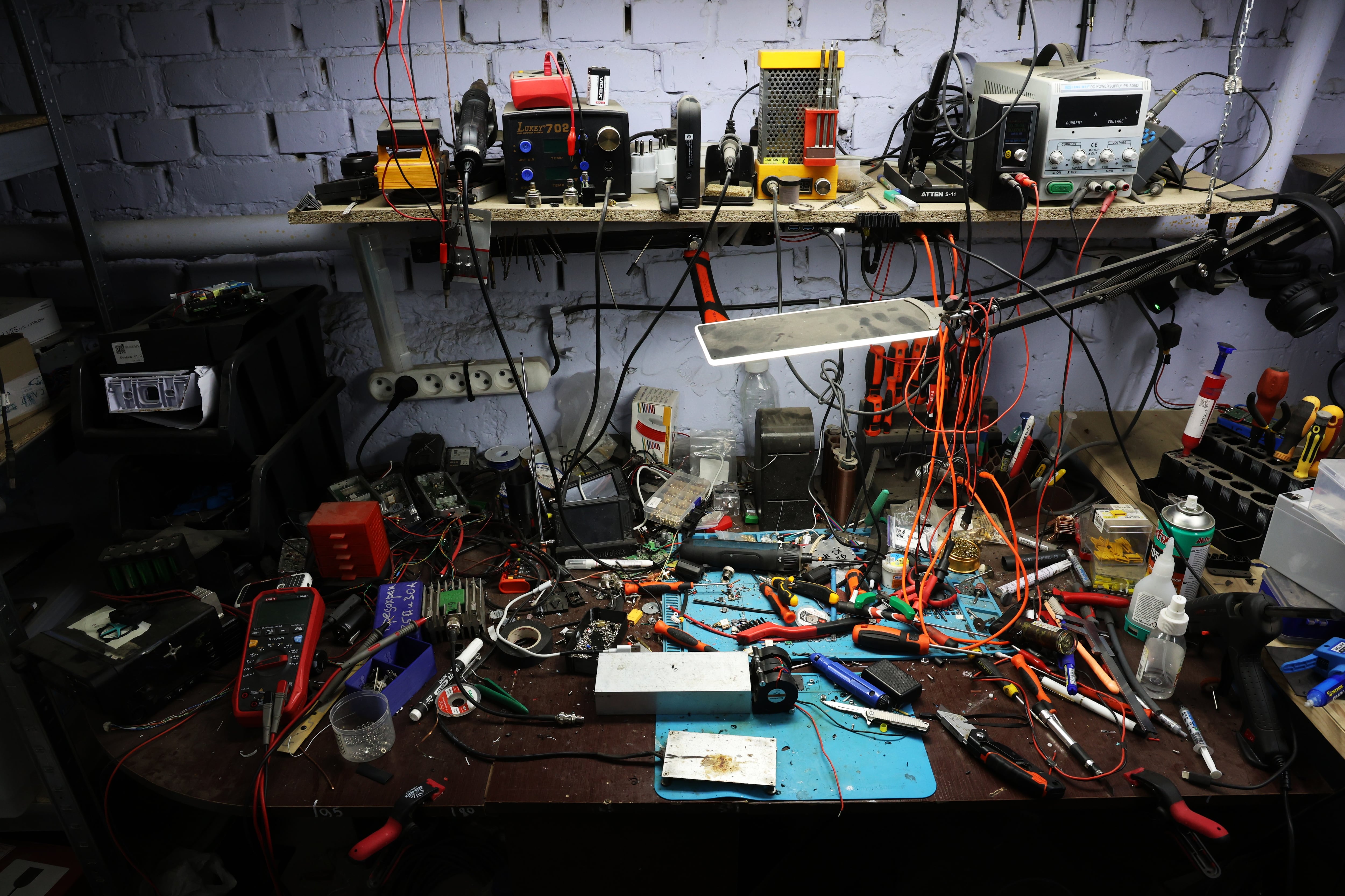 Puesto de trabajo en un taller donde se fabrican sistemas antidrones en la región oriental de Donetsk.