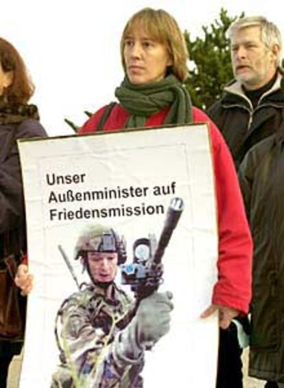 Varios militantes verdes alemanes protestan contra el ministro Fischer y el envío de tropas a Afganistán.