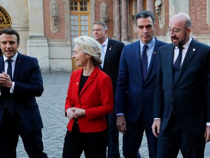 Desde la izquierda, los presidentes de Francia, Emmanuel Macron, la de la Comisión Europea, Ursula von der Leyen, el del Gobierno español, Pedro Sánchez, y el del Consejo Europeo, Charles Michel.