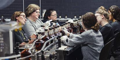 Empleadas de Jack Daniel’s en la destilería que la compañía tiene en Lynchburg (Tennessee, EE UU). 