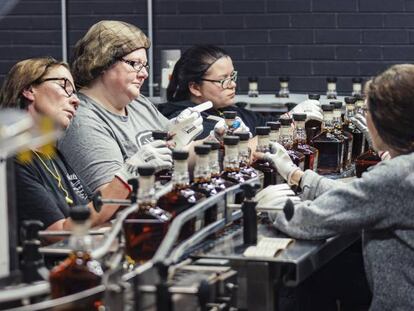 Empleadas de Jack Daniel’s en la destilería que la compañía tiene en Lynchburg (Tennessee, EE UU). 