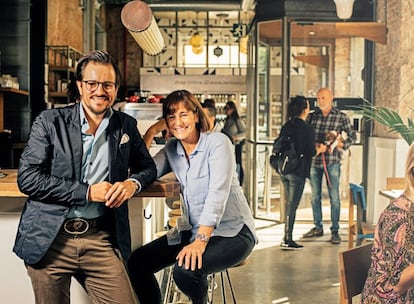Jordi Barri y su madre, Teresa Carles, en el restaurante flexitariano Flax & Kale de Barcelona, uno de los seis comedores que regentan (el resto son vegetarianos).