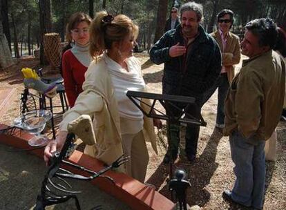 Carmen Thyssen, junto a Cano Mancilla (con barba y chaqueta a cuadros) y Pascual Rovira (a la derecha de la baronesa), toca su recién adquirida escultura.