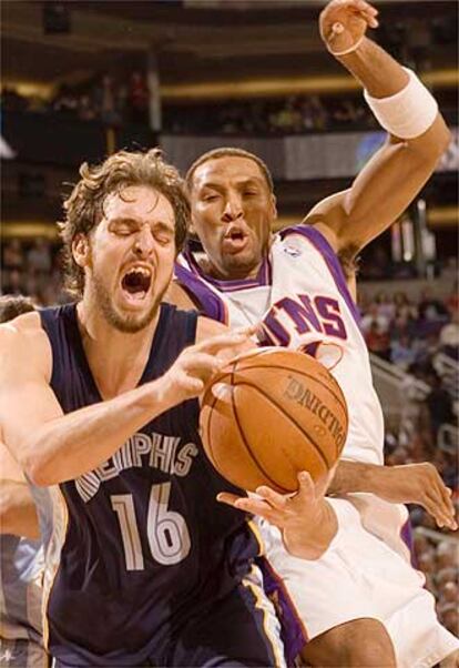 Shawn Marion, de los Suns, no logra que Pau Gasol atrape un rebote.