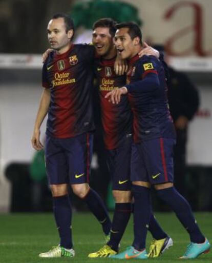 Iniesta celebra con Alexis y Messi el tanto del argentino.
