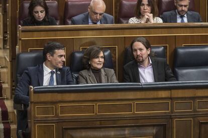 Pedro Sánchez, Carmen Calvo y Pablo Iglesias en el Congreso.