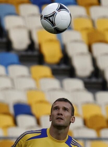 Shevchenko observa el balón durante un entrenamiento.