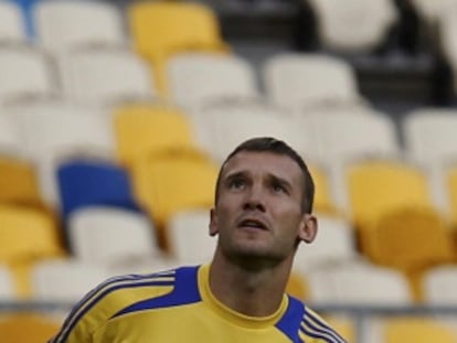Shevchenko observa el balón durante un entrenamiento.