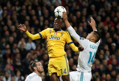 Blaise Matuidi golpea el balón de cabeza ante la mirada de Casemiro y Gareth Bale.