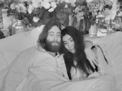 John Lennon y Yoko Ono, durante su “encamada por la paz” en el hotel Queen Elizabeth, de Montreal, en junio de 1969. 