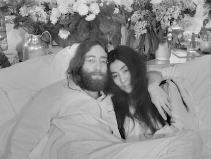 John Lennon y Yoko Ono, durante su “encamada por la paz” en el hotel Queen Elizabeth, de Montreal, en junio de 1969. 