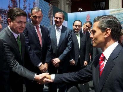 El gobernador de Nuevo Le&oacute;n, Rodrigo Medina, saluda al presidente Pe&ntilde;a Nieto. 