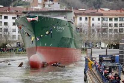 Decenas de personas asisten a la botadura del Atunero 'Playa de Ris', esta tarde en las instalaciones del Astillero Balenciaga, en la localidad gipuzkoana de Zumaia.