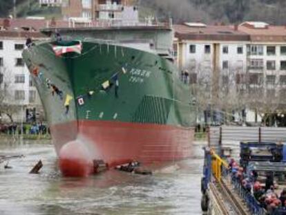 Decenas de personas asisten a la botadura del Atunero 'Playa de Ris', esta tarde en las instalaciones del Astillero Balenciaga, en la localidad gipuzkoana de Zumaia.