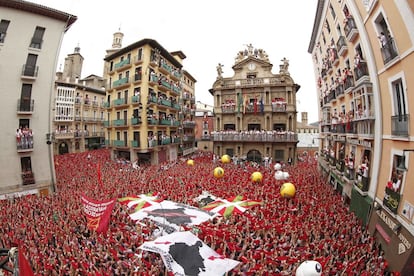 Miles de personas de medio mundo asistieron al acto de comienzo de las fiestas desde el balcón principal del ayuntamiento, se ha desarrollado sin lluvia, que paró de caer sobre Pamplona quince minutos antes.