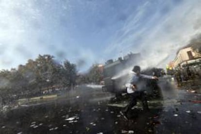 Manifestantes se enfrentan con policías el 1 de mayo de 2013, durante la marcha convocada por la Central Unitaria de Trabajadores para celebrar el Día Internacional del Trabajo, en Santiago (Chile).