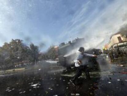 Manifestantes se enfrentan con policías el 1 de mayo de 2013, durante la marcha convocada por la Central Unitaria de Trabajadores para celebrar el Día Internacional del Trabajo, en Santiago (Chile).