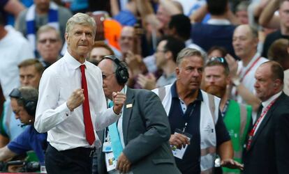 Wenger celebra el triunfo ante el Chelsea en la FA Cup.