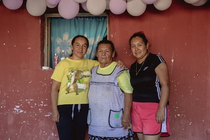 Sanjuana, su madre María y su hermana Leti, posan para un retrato fuera de su casa en Charco Cercado, San Luis Potosí.