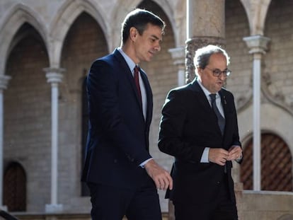 El presidente de la Generalitat, Quim Torra y el presidente del Gobierno, Pedro Sánchez, a su llegada al Palau de la Generalitat