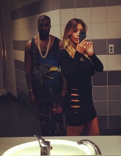 El baño se presta mucho a este tipo de fotos (por aquello del espejo). Kim Kardashian y Kanye West no dudan en inmortalizarse en él.