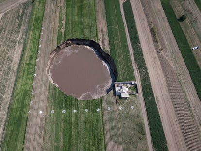 Vista aérea del socavón que se ha abierto en unas tierras de cultivo en Santa María Zacatepec, Puebla, el 1 de junio de 2021.