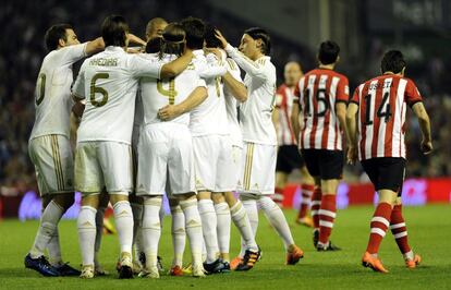 Los jugadores celebran uno de los goles en San Mamés.