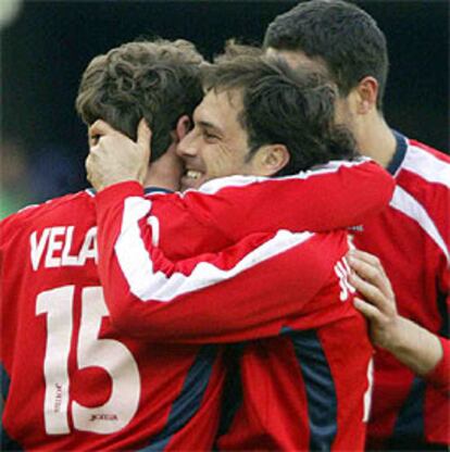 Los jugadores del Numancia se abrazan tras un gol.