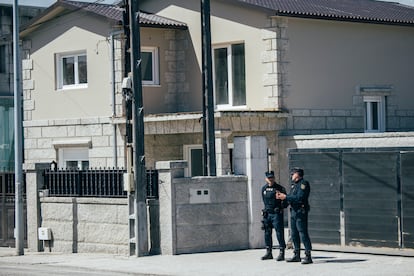 Agentes de la policía, Vigilancia Aduanera y Guardia Civil custodian la propiedad del investigado durante el registro de Náutica Vidal.