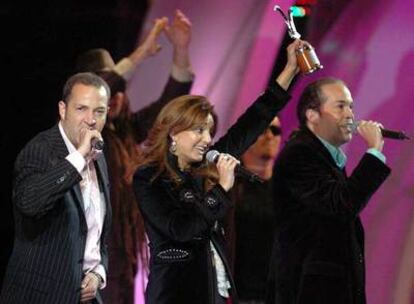 Los ganadores del Festival Internacional de la Canción de Viña del Mar, el conjunto español Materia Prima, celebran su triunfo.