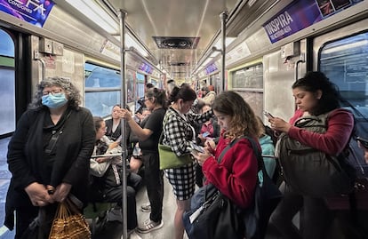 Cientos de mujeres hacen uso de los vagones exclusivos del sistema de transporte colectivo Metro, la cual se implementó desde 2002 como prevención de ataques y violencia sexual.