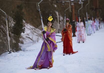 Mujeres vestidas con trajes típicos chinos durante un evento promocional en Sanmenxia (China).