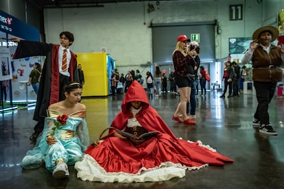 Alumnos de la escuela secundaria "Nicolás Copérnico" participan en una actividad de teatro escolar. 