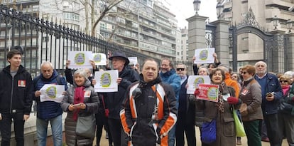 Vecinos de Retiro portando las 35.000 firmas en contra del 'macroparking' que el Ayuntamiento ha anunciado en su barrio. 