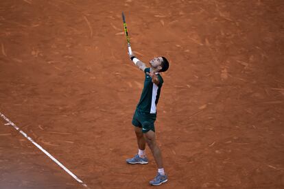 Carlos Alcaraz celebra su triunfo ante Djokovic.